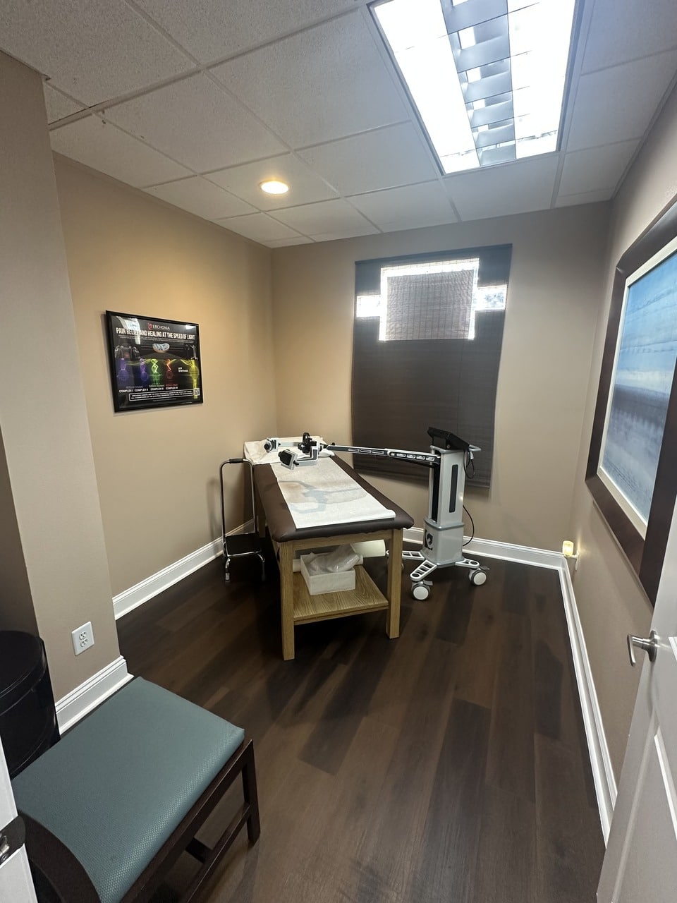 Comfortable waiting area at Dr. Lara Weight Loss & Wellness clinic — welcoming environment for red laser pain relief patients