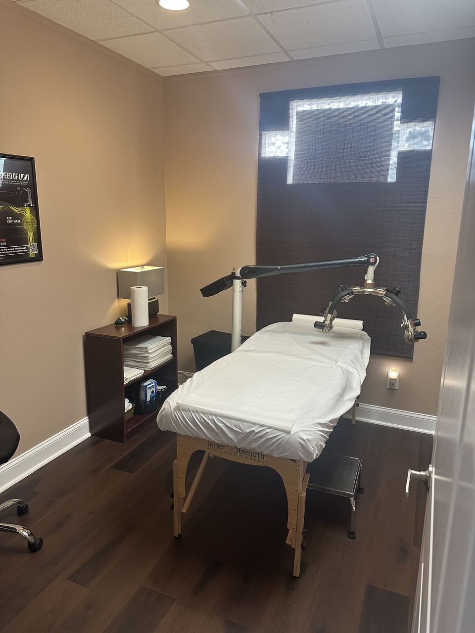 Comfortable waiting area at Dr. Lara Weight Loss & Wellness clinic — welcoming environment for red laser pain relief patients